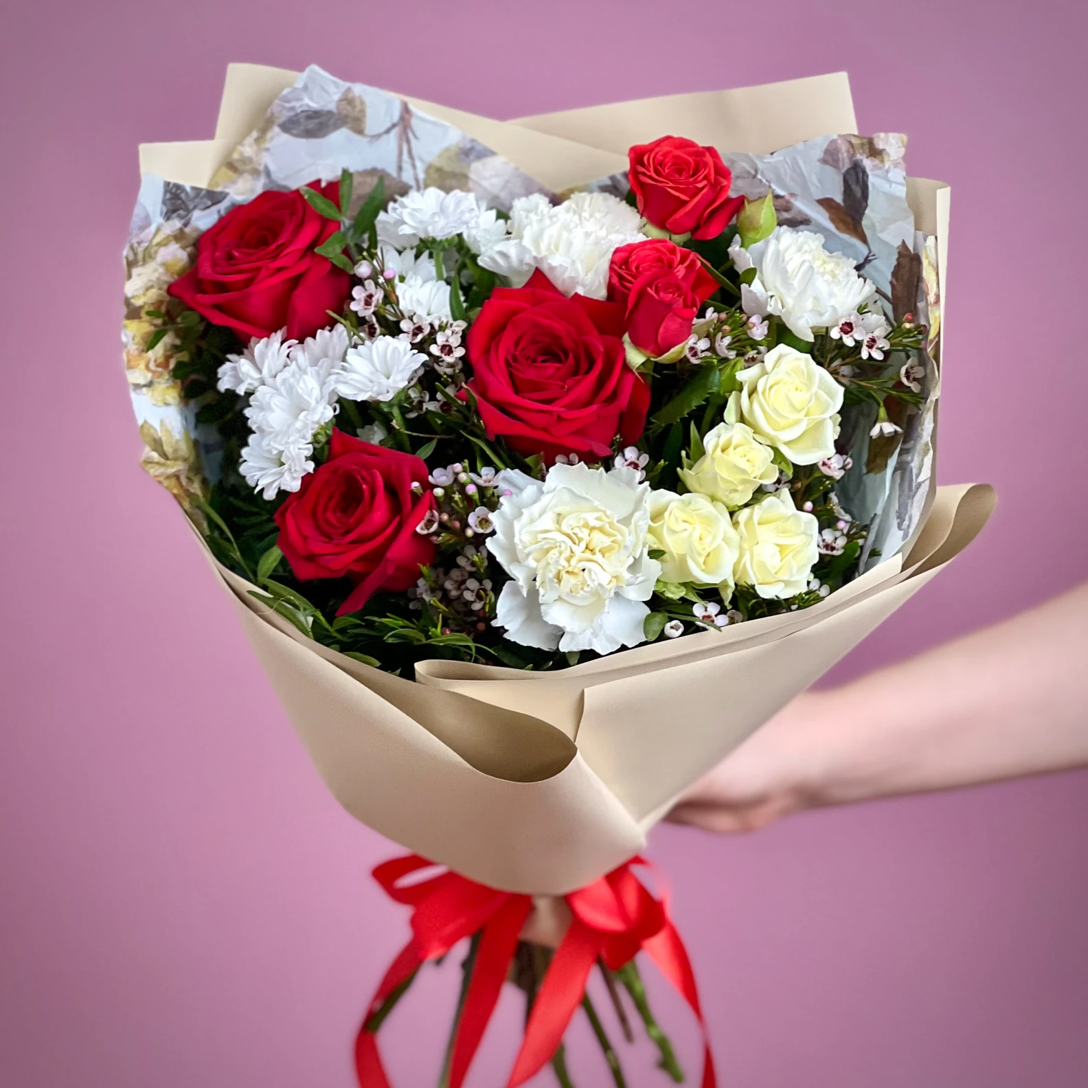 Red and White Bouquet - image №2