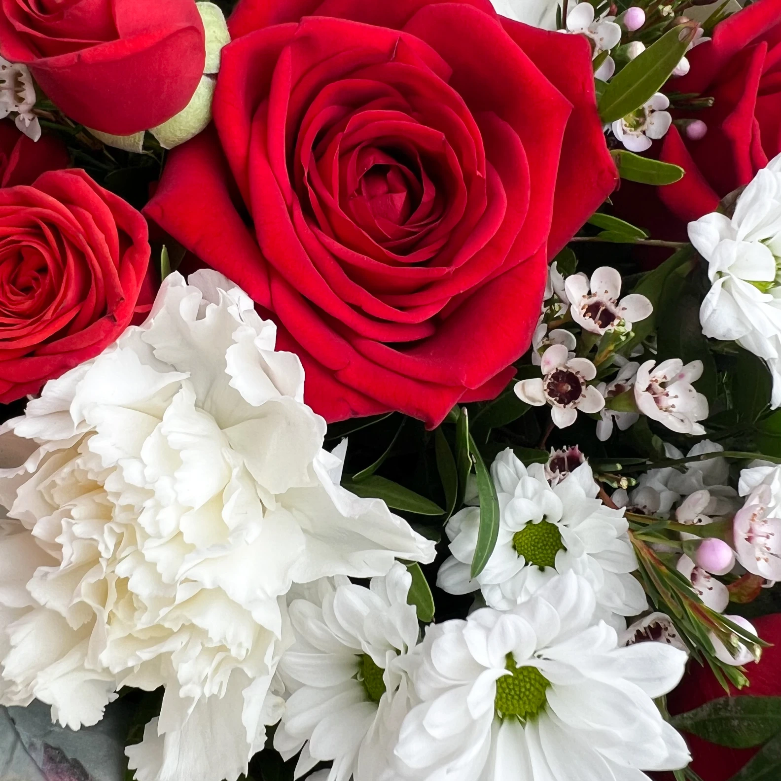 Red and White Bouquet - image №3
